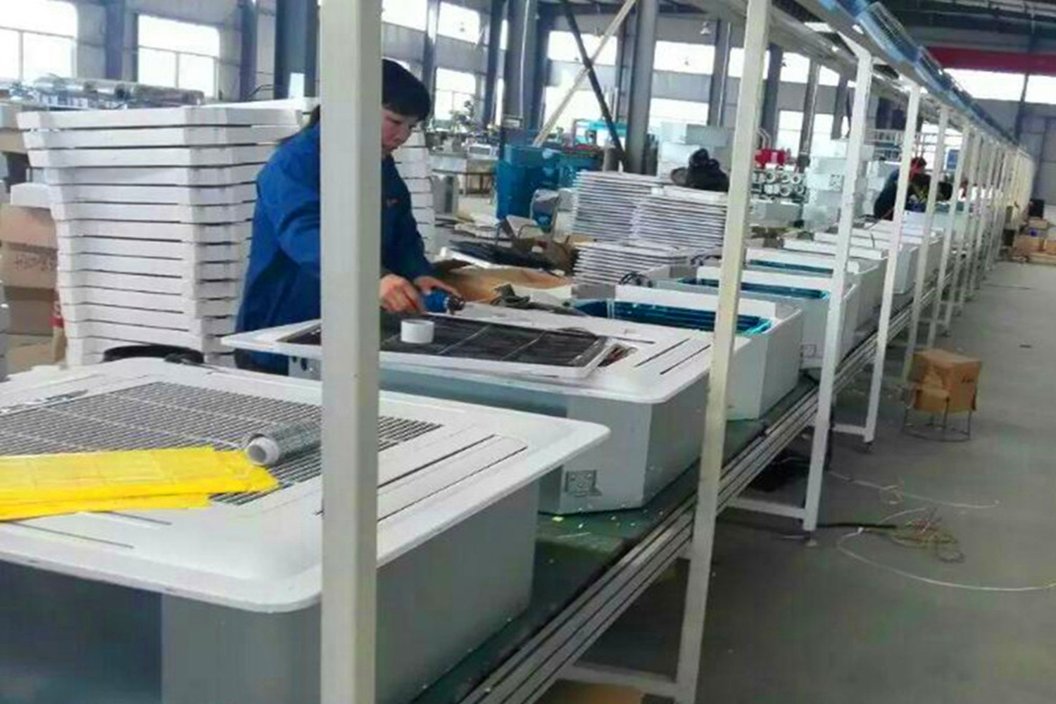 卡式四面出风盘管生产场景